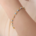 Bracelet doré avec perles d'œil maléfique bleues au poignet sur fond de tissu élégant - 18+4CM / Bracelet Blanc Bleu