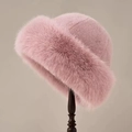 Plüschiger rosa Winterhut für Damen aus weichem Kunstpelz auf einem Holzständer - Rosa