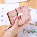 Rosa Damen Geldbörse aus Kunstleder mit hohlem Blattdesign und goldenem Anhänger - Rosa