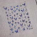 Stickers ongles holographiques M-485 avec papillons bleu-violet et motifs étoiles - Style Ligne de Gland de Papillon Holographique (M-485)
