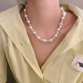 Vue détaillée d'un collier de perles baroques porté élégamment sur le cou - Style 23 (Style Baroque Grosse Perle) / Blanc