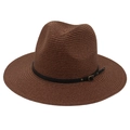 Detalle del sombrero de paja Panamá marrón oscuro con correa de cuero negro y hebilla de oro - Talla Única (Paja Plana) / Café (Banda de Cuero Negro)