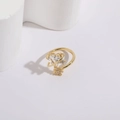 Detailweergave van een goudkleurige minimalistische ring met hart-zirkonia en sterren - Witte Zirkonia