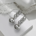 Orecchini pendenti a catena d'argento con sfere metalliche lucide su seta e pizzo raffinato - Argento