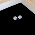 Gros plan de boucles d'oreilles en zircone cubique avec serti à 4 griffes en argent - 7mm / Argenté