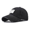 Detalle de gorra de béisbol de mezclilla negra lavada con borde desgastado y parche - Ajustable / Mezclilla Negra