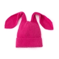 Detailaufnahme der rosa Strickmütze mit Hasenohren und weicher Plüsch-Faux-Mink-Textur - Einheitsgröße / Rosarot