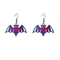 Vue détaillée de boucles d'oreilles chauve-souris avec placage dégradé violet et ailes ajourées - Chauve-souris