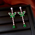 Détail de boucles d'oreilles papillon dorées à glands et pierres vertes sur soie rouge - 35# Boucles d'oreilles pendantes papillon zircone vert doré (Silver Earring Post)
