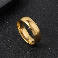 Gedetailleerde close-up van een 6 mm gepolijste goudkleurige titaniumstalen ring - US 6 / 6mm / Goud