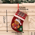 Dettaglio calza di Natale a quadri con orsetto 3D e misure 22x15x12cm totali - Calza Media a Quadri-Orso
