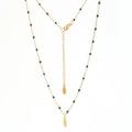 Detalle del collar de acero inoxidable dorado con colgante de pluma y cuentas negras - Negro (XN311-black)