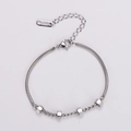 Dettaglio del bracciale a catena serpente argento con ciondoli quadri e marchio 18KGP - Color Acciaio