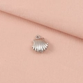 Dettaglio di un ciondolo a conchiglia argento su sfondo di tessuto rosa morbido - Conchiglia (1#)