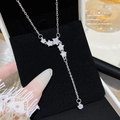 Collana in acciaio al titanio argento con nappe di zirconi a forma di stella scintillante - Stile Nappina a Pentacolo (X297) / Argento