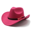 Detalle de la textura del sombrero de vaquero rosa con banda de cuero y hebilla metálica - Rosa Rojo