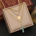 Collana multistrato dorata con croce in turchese e ciondolo a moneta su portagioie - Collana Multistrato con Croce di Turchese (1#项链)