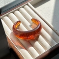 Schicker Bernstein-Resin-Armreif mit Schildpattmuster in einer Samt-Schmuckschatulle - Bernsteinrot