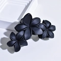 Detailaufnahme der mattschwarzen Blumen-Haarklammer mit dreifachem 3D-Blütendesign - Drei-Blumen-Haarklammer / Schwarz