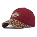 Détail de casquette bordeaux avec visière à motif léopard et écusson brodé de qualité - Bordeaux