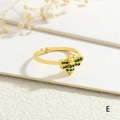 Detailansicht des vergoldeten Bienenrings mit lebhaften grünen Zirkonia-Flügeln - Grüner Zirkonia Bienenstil (RG0732-E)