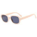 Retro-Oval-Sonnenbrille in Beige mit grauen Gläsern und Silbernieten in 45-Grad-Ansicht - Beige Graue Gläser (C02)