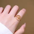 Exquisiter verstellbarer Goldring mit Sonne, Mond und Zirkon auf der Hand eines Models - Sonne Mond Stern Stil (6999) / Gold