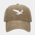 Dettaglio del ricamo bianco con aquila su un cappello vintage in cotone lavato kaki - Regolabile / Cachi