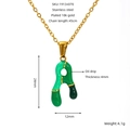 Dettaglio ciondolo lettera A in acciaio inossidabile placcato oro 18K con smalto verde - Lettera A