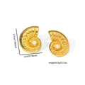 Vue détaillée des boucles d'oreilles conque dorées avec perles et mesures de dimension - Perle Coquille Dorée