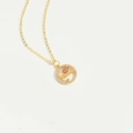 Detailopname van gouden Mama ketting met roze strass lippen en witte zirkonia steentjes - Ronde MAMA Hanger / MAMA