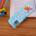 Blaue Kinder Federtasche mit Cartoon-Motiv und Anspitzer auf dem Schreibtisch - Tier-Stil / Hellblau