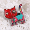 Detalle del broche de gato en esmalte colorido con motivos florales sobre encaje blanco - Rojo