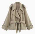 Detail van kaki trenchcoat met dubbele rij knopen en een verstelbare tailleriem - S / Khaki