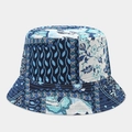 Dettaglio ravvicinato del cappello da pescatore boho con stampa floreale e patchwork blu - Fiori Patchwork Blu e Bianchi (Colore #12)