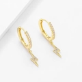 Orecchini a cerchio dorati a forma di fulmine con cristalli bianchi scintillanti - Orecchini a Cerchio con Fulmine Oro