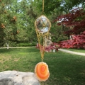 Détail de la boule de cristal K9 et des tranches d'agate naturelle sur le carillon doré - Rouge