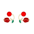 Romantische rote Rosenohrstecker mit grünen Blättern und goldenen Details auf weißem Grund - Rote Rosenform (A-475)