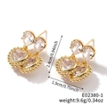 Detailweergave van hartvormige zirkonia oorbellen met maat 2.4cm x 1.9cm en gewicht van 9.6g - E02380-1 Hart Peer Strass