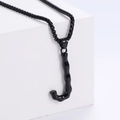 Dettaglio macro del ciondolo nero lettera J 3D con trama di bambù su una catenina - Lettera J (Nero Con Catena)