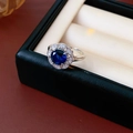 Detailansicht eines verstellbaren Silberrings mit blauem Saphir und Zirkonia-Steinen - Offener Ring - Silber / Blauer hohler Blumenhut