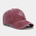 Primer plano detallado del bordado solar en una gorra de béisbol vintage color granate - Ajustable / Burdeos