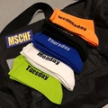 Fünferpack bunte Baumwollsocken mit Wochentag-Stickerei in verschiedenen lebendigen Farben - Gemischte Buchstaben-Basketballsocken