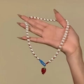 Collier de perles fait main avec pendentif fraise et détails de perles rouges et bleues - Blanc-Rouge-Fraise