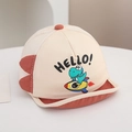 Dettaglio del cappellino bimbo con pinne 3D arancioni e ricamo a forma di dinosauro - 48cm 6-20 mesi / Beige
