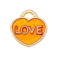 Macro detail van hartvormige hanger met gouden rand en oranje glitters met LOVE-tekst - Oranje