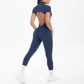 Detail eines dunkelblauen Kurzarm-Bodys mit herzförmigem Rückenausschnitt und Scrunch-Effekt - S / Marineblau
