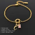 14K vergulde roestvrijstalen armband met letter C en roze edelsteen bedelhangers - Letter C / Goud