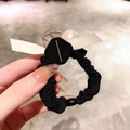Chouchou noir élégant avec nœud en ruban blanc, perle et détails dorés - Noir