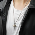 Primo piano della collana a croce con dettagli in filo d'oro su un modello uomo - Solo Ciondolo (Senza Catena) / Oro e Argento